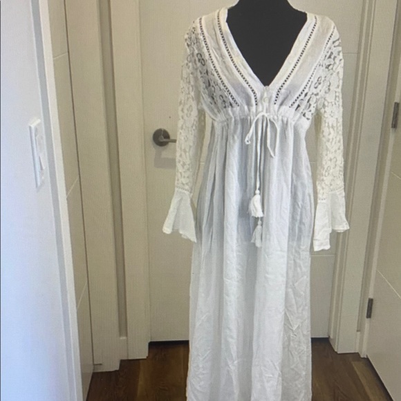 Elegant White Lace Long Sleeve Nightgown - Picture 1 of 4
